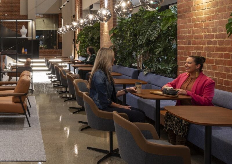 How Peer Mentorship at Work Strengthens Teams and Drives Growth